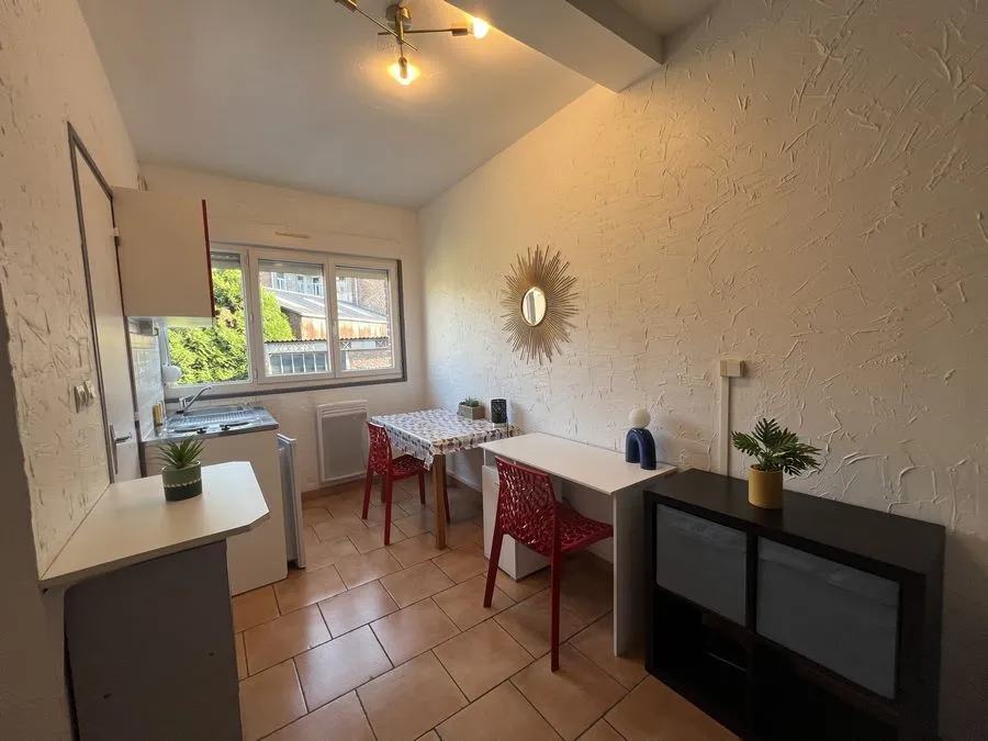 STUDIO - A 2 PAS DU LYCEE WALLON - CENTRE VILLE