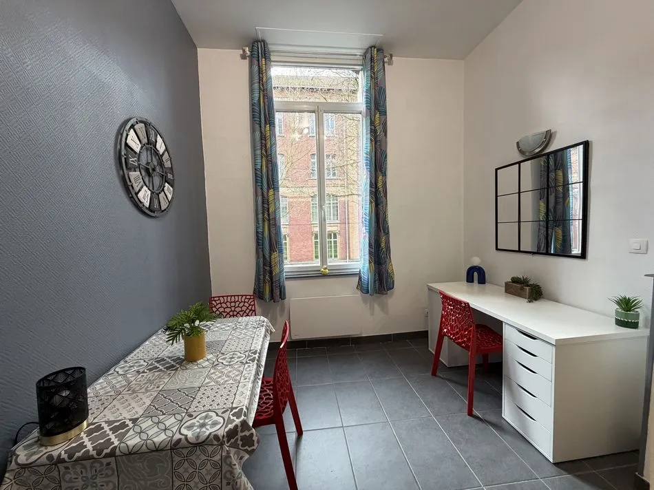 Studio avec cuisine séparée - face lycée Wallon