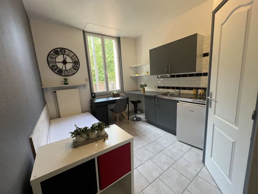 STUDIO CONFORTABLE - IDEAL ETUDIANT - FACE AU LYCEE WALLON