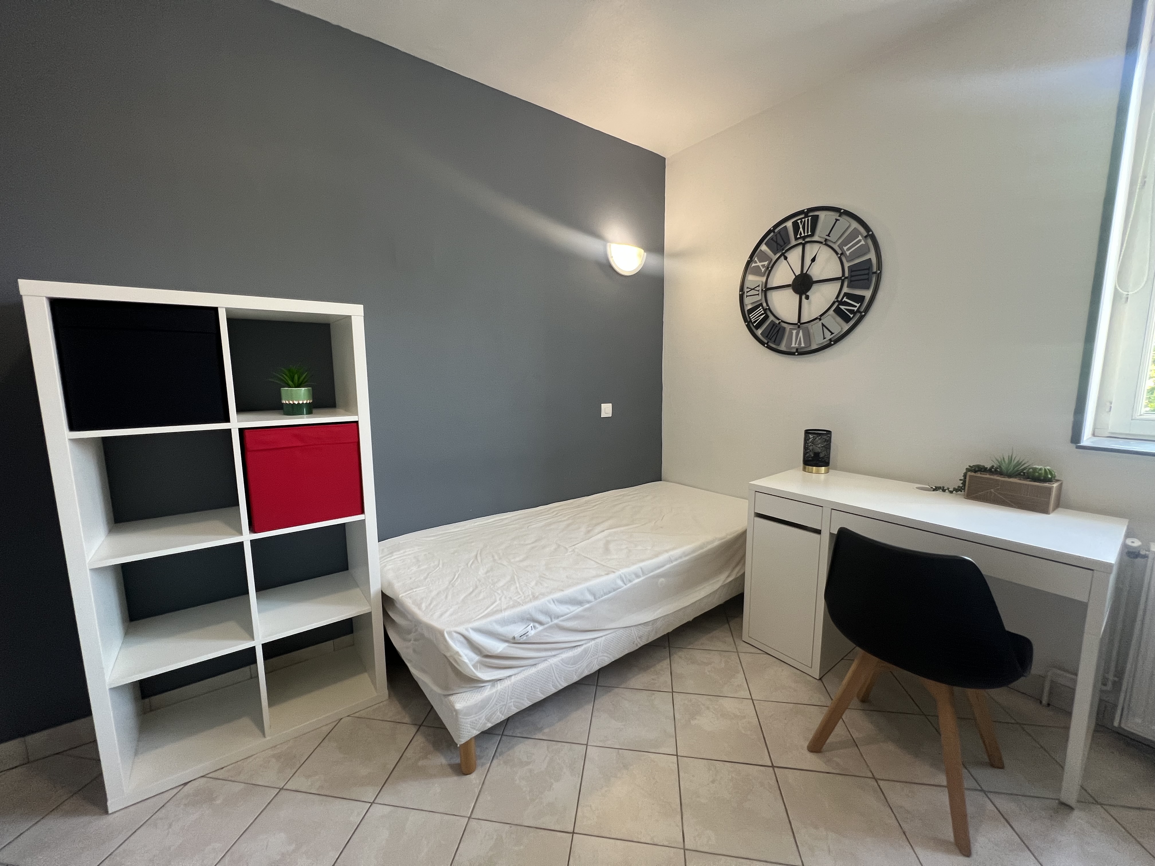 STUDIO CALME - FACE AU LYCEE WALLON - GARE SNCF