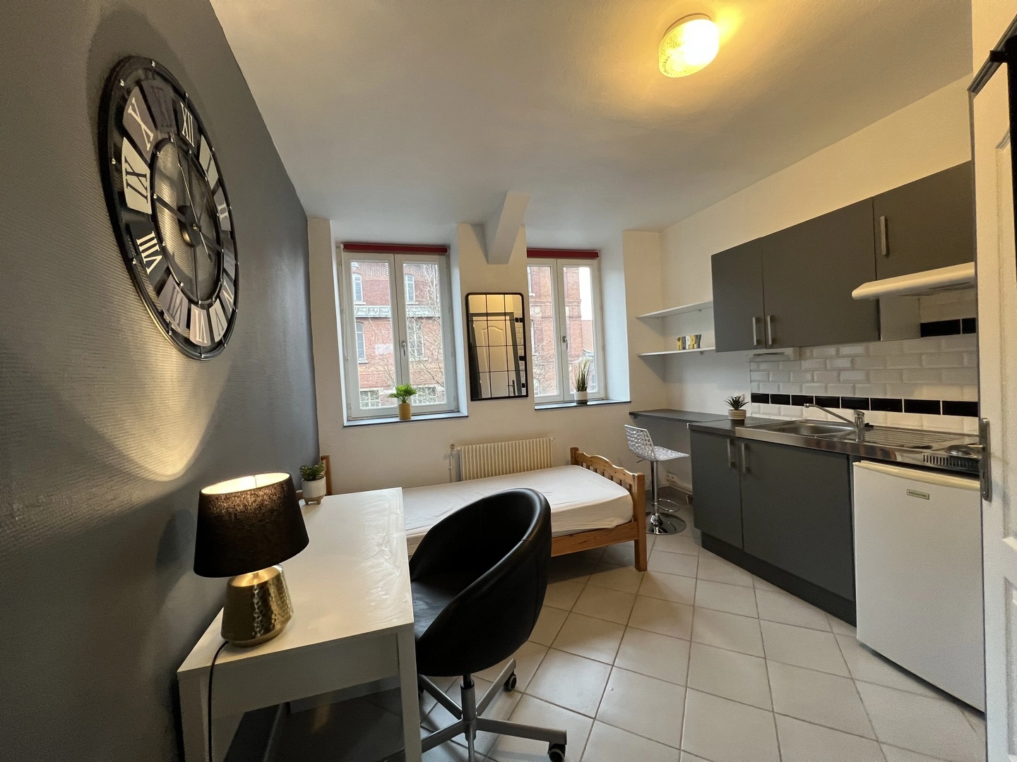 STUDIO LUMINEUX - RESIDENCE CALME - FACE AU LYCEE WALLON